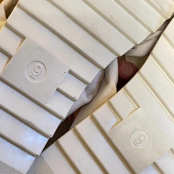 Universal Thread White Sandals - Picture 4 of 6